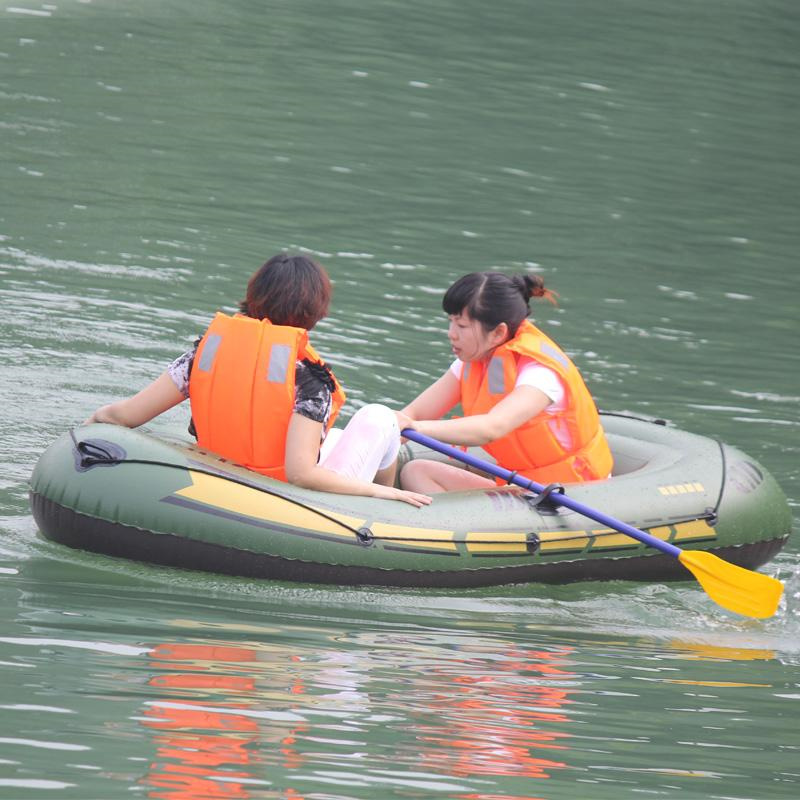 湖里充气船划船